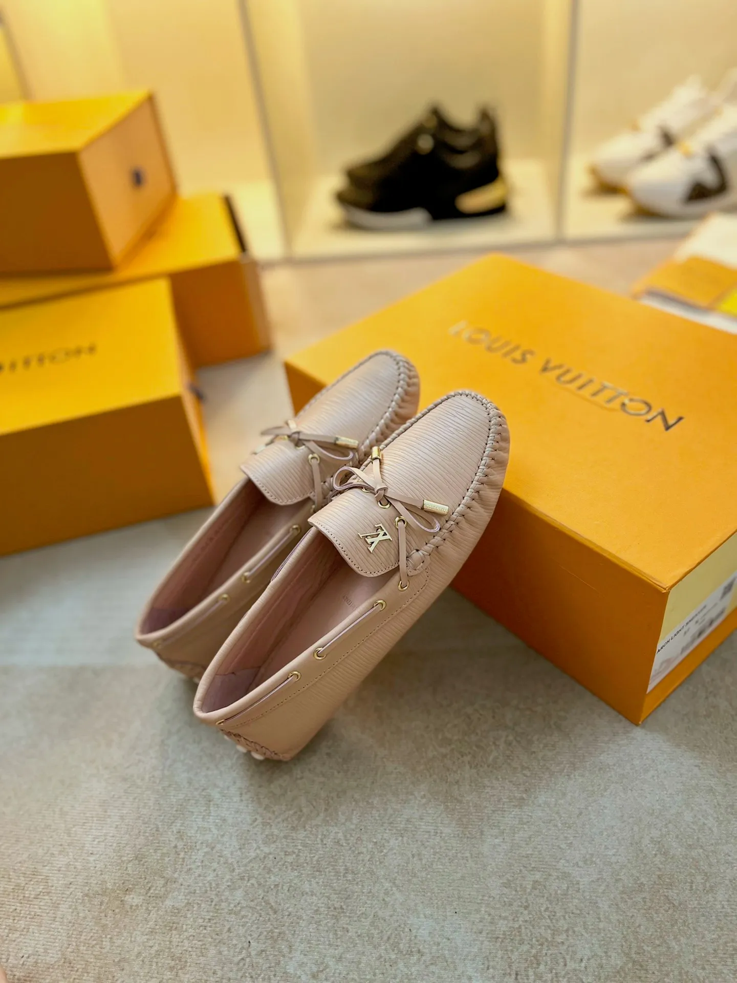 p460💰Couple model❤️🇫🇷 𝙇𝙤𝙪𝙞𝙨 𝙑𝙪𝙞𝙩𝙩𝙤𝙣 🇫🇷Louis Vuitton 2023 Classic𝓛𝓿 𝓣𝓻𝓪𝓲𝓷𝓮𝓻 Sports Series ➪➪➪¯ [Arizona Doudou Shoes Series] ▪️▪️▪️Arizona slip-on shoes are made of Monogram Eclipse canvas. Its hand-painted and dyed edges and hand-sewn uppers fully demonstrate Louis Vuitton's traditional shoemaking craftsmanship. This slip-on shoe is very lightweight. The integrated tongue and upper make it particularly comfortable and flexible. The soft outsole is equipped with rubber padding. Decorated with matching sash. Detailed features: ☑️Monogram Eclipse canvas ☑️Black Eclipse pattern ☑️Hand-painted shoe edges ☑️Hand-sewn uppers (each pair takes time to process) ☑️Integrated tongue and upper construction ☑️Outsole equipped with rubber lining ☑️size: 35_46